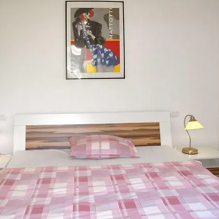 Soiano Sleeps 6 Pool Wifi Holiday home